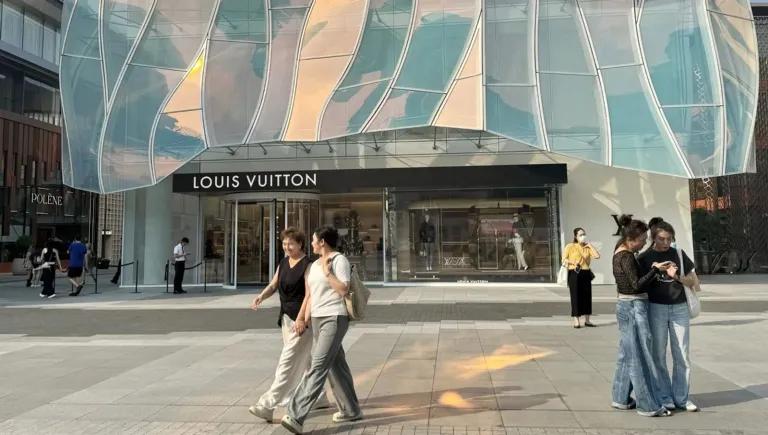 En Chine, le logo Louis Vuitton ne suffit plus : la fin du luxe ostentatoire