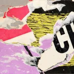Affiche lacérée de Jacques Villeglé aux lambeaux rose, jaune et violet, visuel de l'exposition Paris à l'arraché