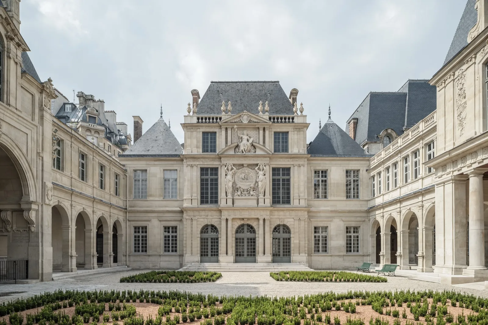 Cour d'honneur de l'hôtel Carnavalet et ses jardins à la française, siège du musée d'histoire de Paris