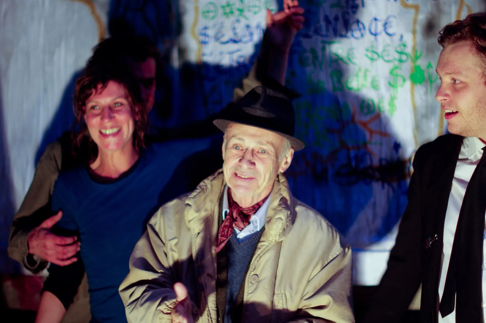 Jacques Villeglé entouré des artistes du M.U.R. devant une fresque urbaine à Paris en 2008