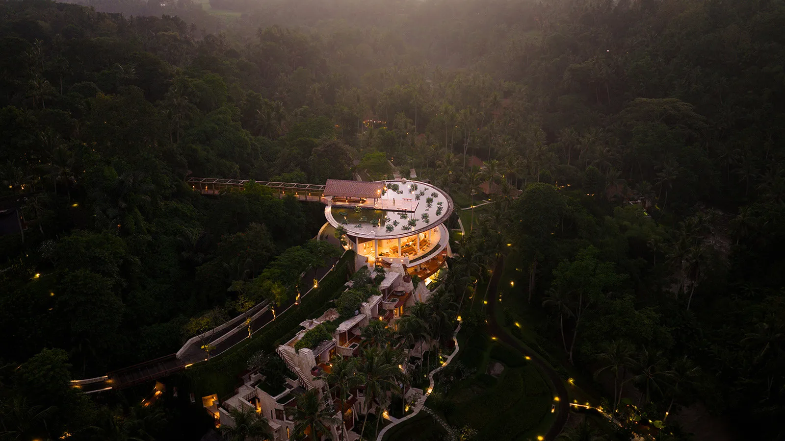 Vue aérienne nocturne du Four Seasons Resort Bali at Sayan dans la vallée de l'Ayung