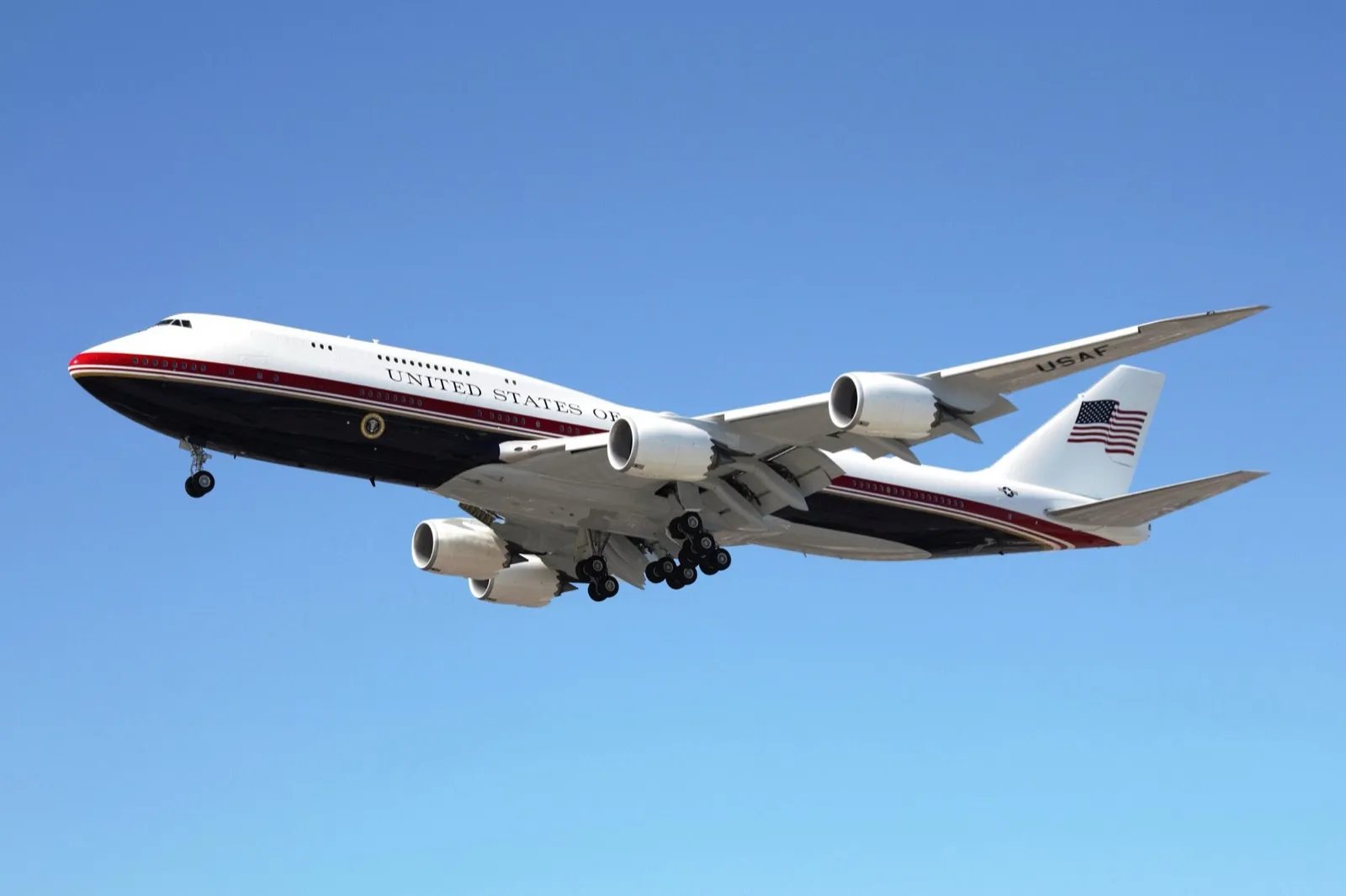 Le Boeing 747-8 offert par le Qatar, aux couleurs d'Air Force One, en approche à Los Angeles en 2026