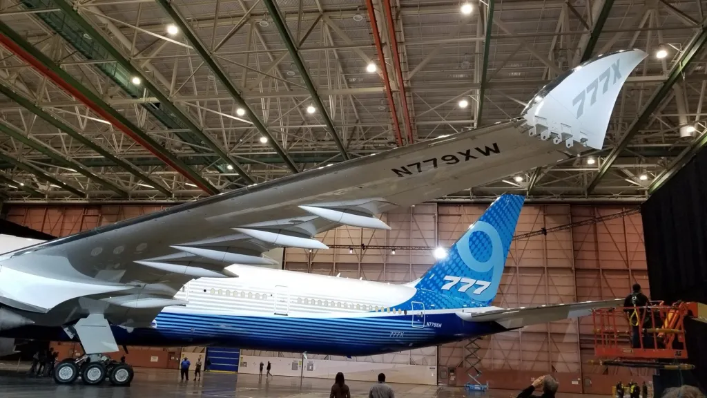 Aile repliable et dérive du premier Boeing 777-9 lors de sa présentation à Everett, base du jet privé BBJ 777-9