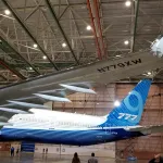 Aile repliable et dérive du premier Boeing 777-9 lors de sa présentation à Everett, base du jet privé BBJ 777-9