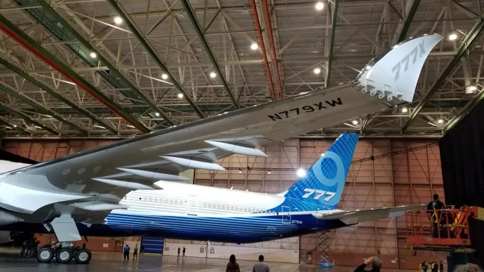 Aile repliable et dérive du premier Boeing 777-9 lors de sa présentation à Everett, base du jet privé BBJ 777-9
