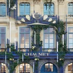 Façade de la maison Chaumet au 12 place Vendôme à Paris, ornée de feuillages et de treillages bleus