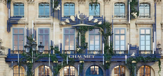 Façade de la maison Chaumet au 12 place Vendôme à Paris, ornée de feuillages et de treillages bleus