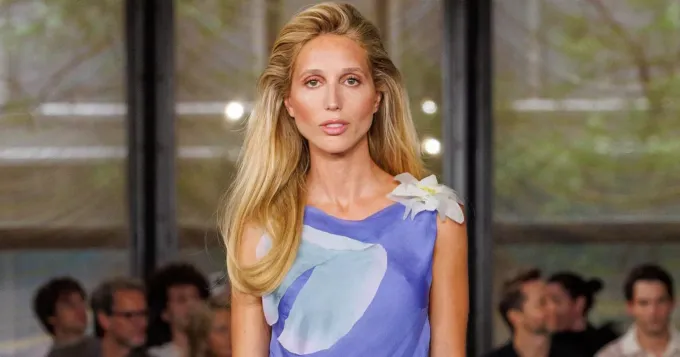 Maria Olympia de Grèce défile pour Conner Ives, le créateur adoubé par Kate Middleton - La Revue du Luxe