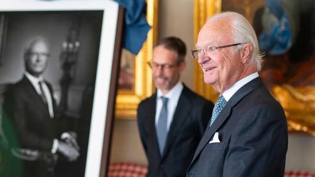 Le roi Carl XVI Gustaf dévoile son nouveau portrait d'État au château de Gripsholm - La Revue du Luxe