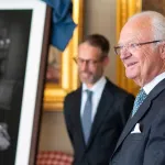 Le roi Carl XVI Gustaf dévoile son nouveau portrait d'État au château de Gripsholm - La Revue du Luxe