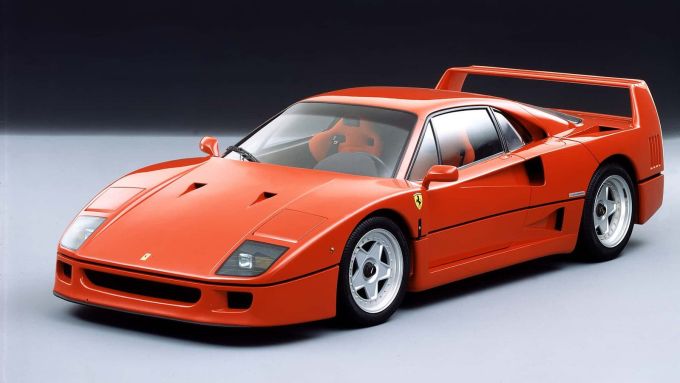 Lewis Hamilton acquiert la Ferrari F40 de ses rêves après trente ans d'oubli - La Revue du Luxe