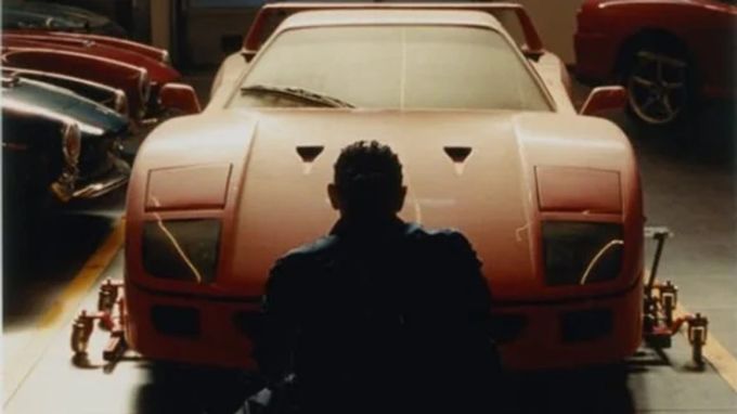 Lewis Hamilton s'offre une Ferrari F40 d'exception après trente ans de sommeil - La Revue du Luxe