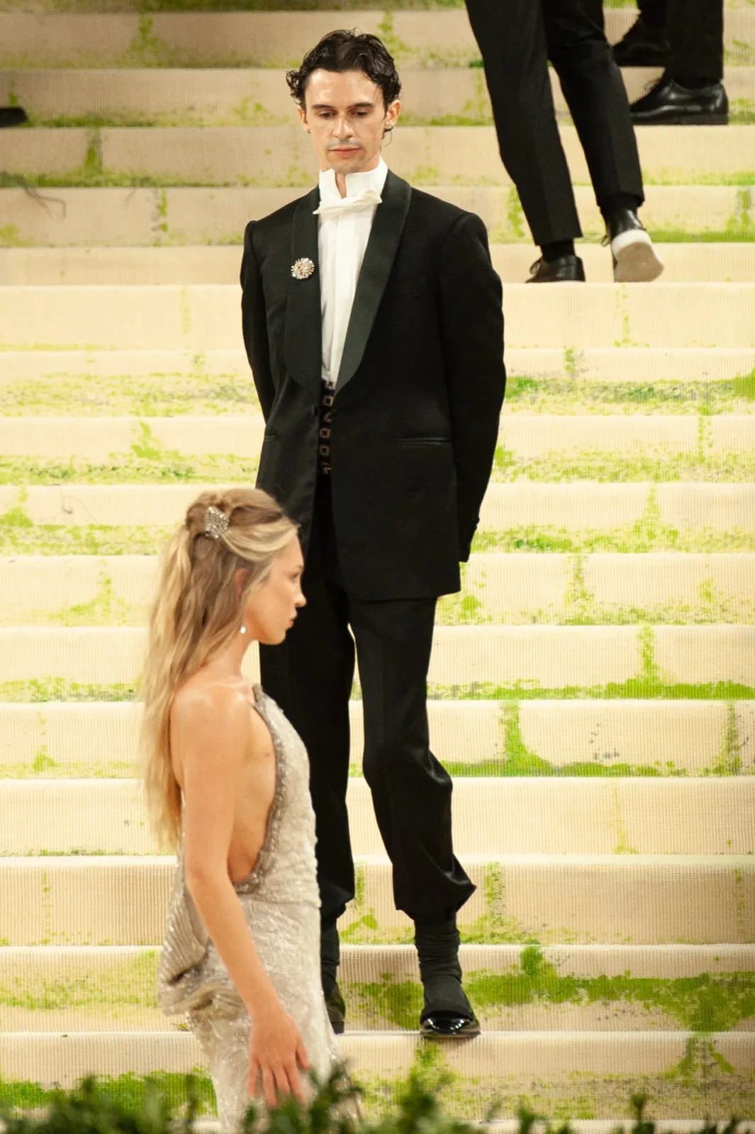 Le créateur américain Conner Ives en smoking noir sur les marches du Met Gala 2026