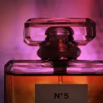 Flacon de parfum N°5 de Chanel photographié en contre-jour
