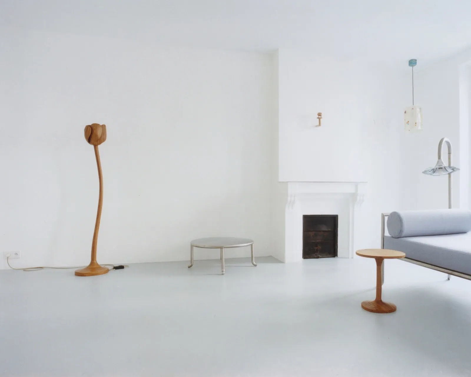 Exposition Correspondances de la galerie Pièce de Résistance rue Condorcet, lampadaire tulipe en bois et daybed