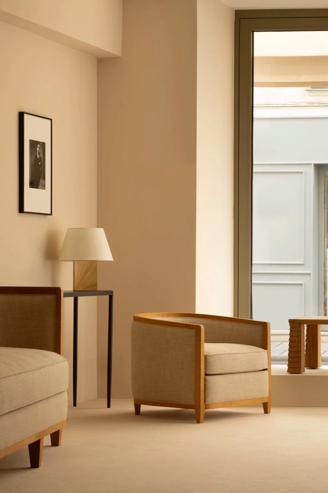 Rééditions Jean-Michel Frank présentées dans le showroom parisien de la maison Ecart, fauteuil et canapé