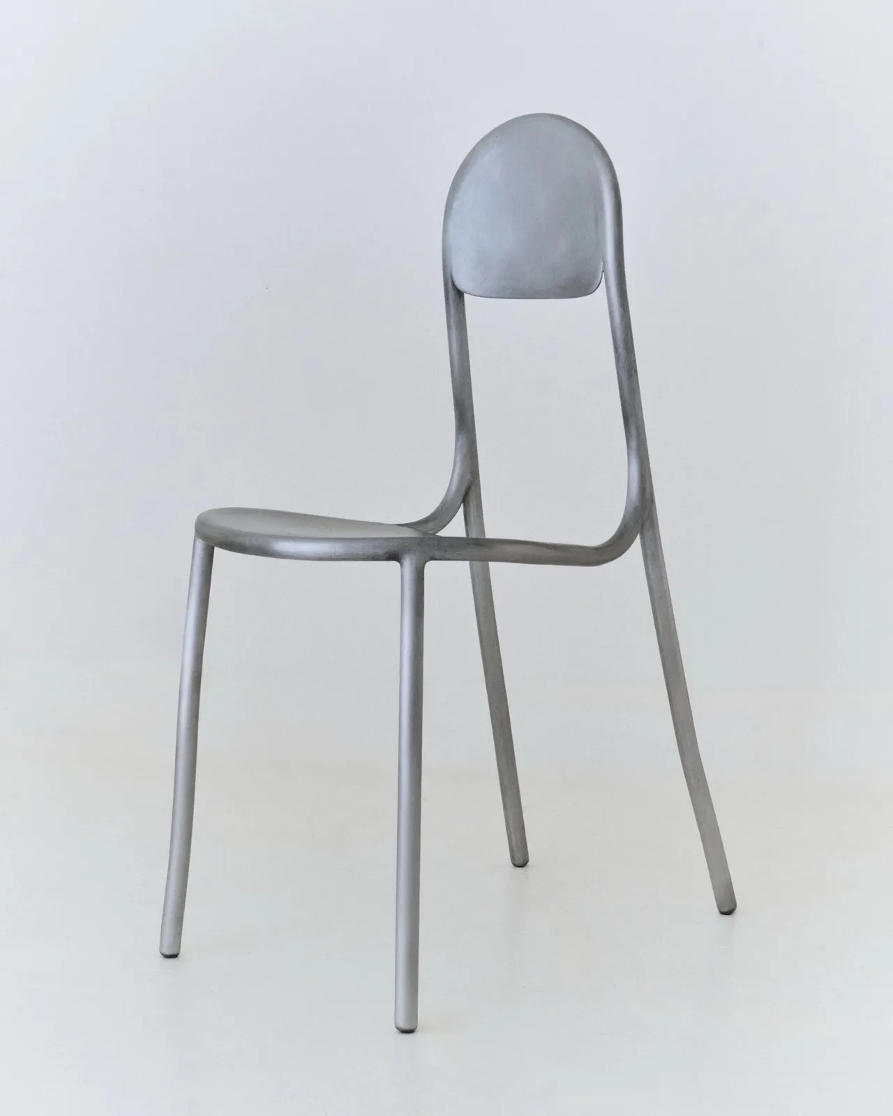 Chaise en aluminium hydroformé de Marie et Alexandre, exposition Under Pressure à la galerie Signé