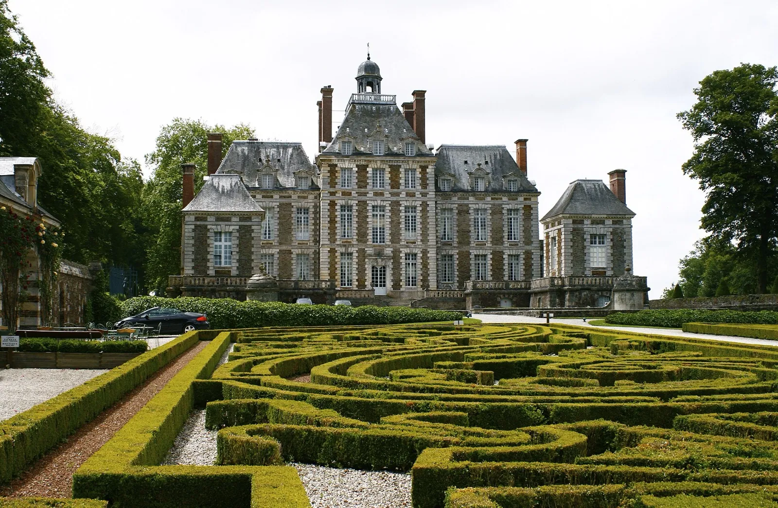 Le château de Balleroy de François Mansart et ses parterres de buis à Balleroy-sur-Drôme