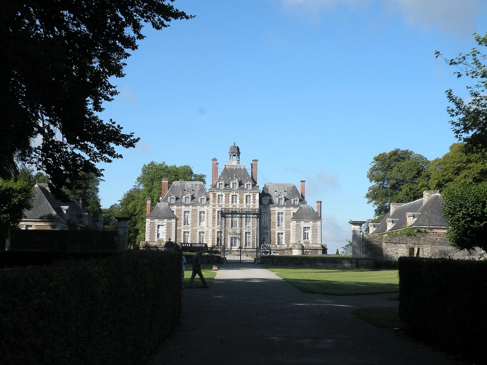 Grilles d'entrée et allée du château de Balleroy vues depuis le bourg, dans le Calvados