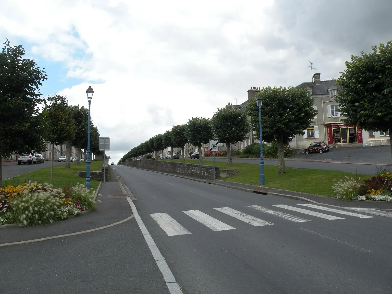 La grande rue bordée de tilleuls du bourg de Balleroy-sur-Drôme, axe menant au château