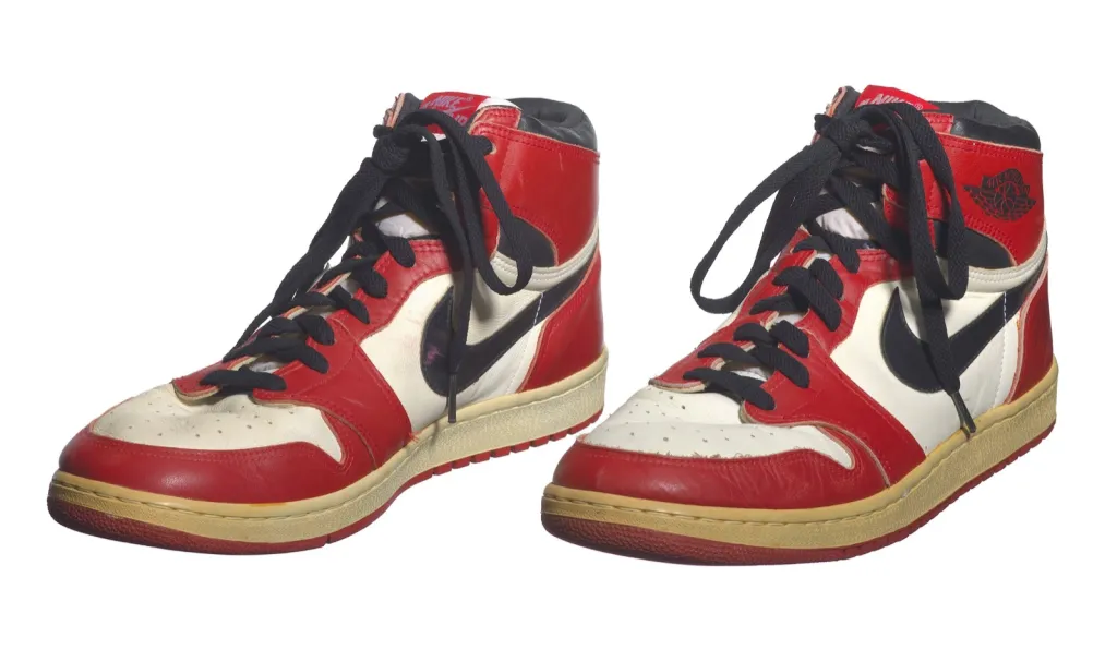 Paire d'Air Jordan 1 de 1985 portées en match et signées par Michael Jordan, conservée au Smithsonian