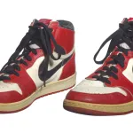Paire d'Air Jordan 1 de 1985 portées en match et signées par Michael Jordan, conservée au Smithsonian