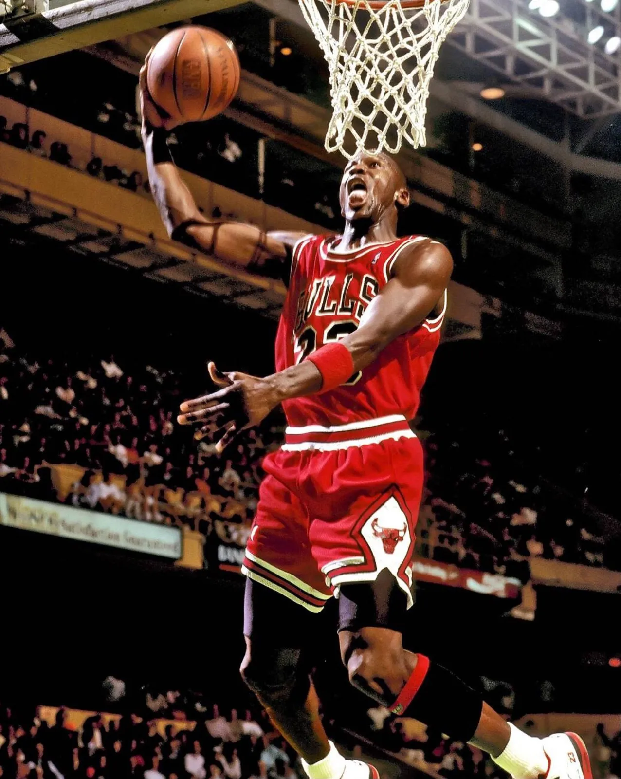 Michael Jordan au dunk sous le maillot des Chicago Bulls lors de la saison 1987-1988