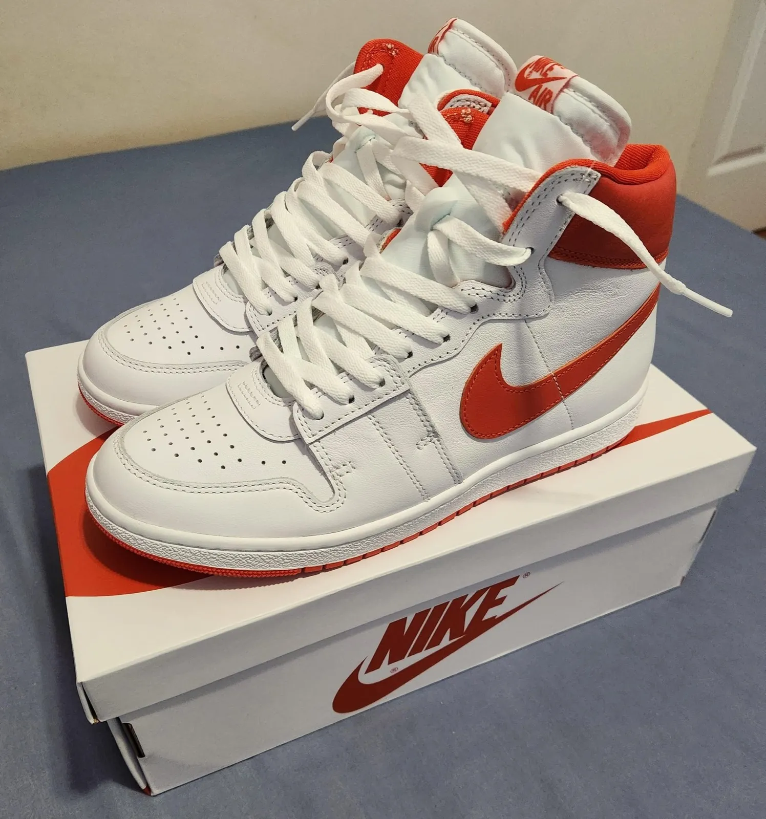 Réédition de la Nike Air Ship blanche et rouge, modèle porté par Michael Jordan lors de ses premiers matchs NBA en 1984