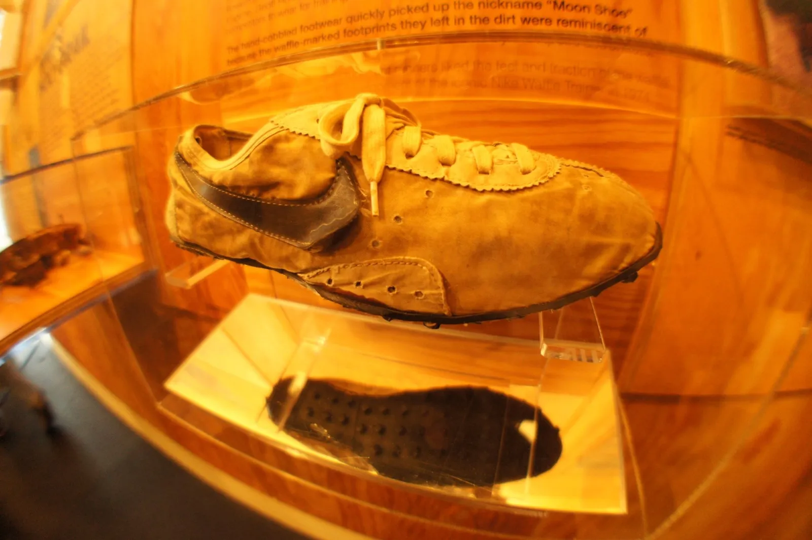 Nike Moon Shoe conçue par Bill Bowerman, exposée en vitrine avec sa semelle gaufrée