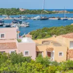 Costa Smeralda : entre yachts, secret de longévité et villas à 100 millions de dollars - La Revue du Luxe