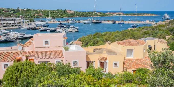 Costa Smeralda : entre yachts, secret de longévité et villas à 100 millions de dollars - La Revue du Luxe