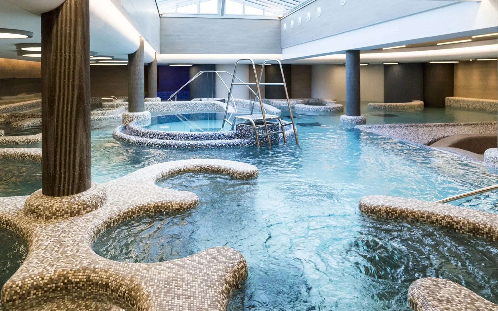 Bassin Aquatonic d'eau de mer chauffée aux Thermes Marins de Saint-Malo, avec ses banquettes de mosaïque