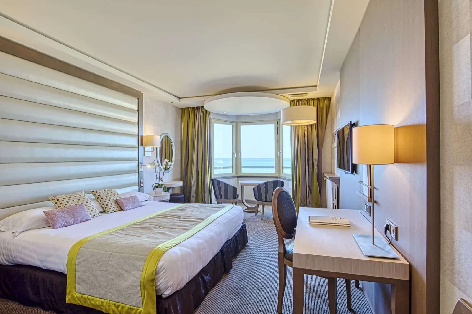 Chambre du Grand Hôtel des Thermes à Saint-Malo avec bow-window ouvert sur la mer