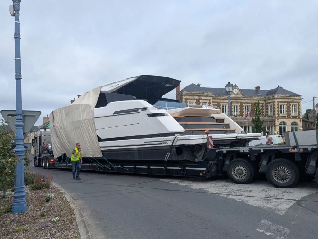 Quand un yacht de luxe frôle l'enlisement dans un village du Calvados - La Revue du Luxe