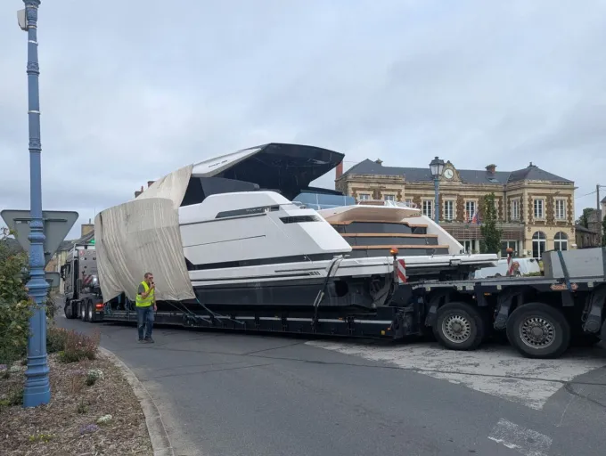 Quand un yacht de luxe frôle l'enlisement dans un village du Calvados - La Revue du Luxe