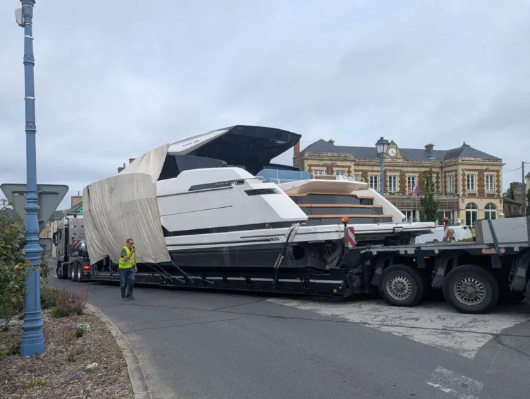 Quand un yacht de luxe frôle l&rsquo;enlisement dans un village du Calvados