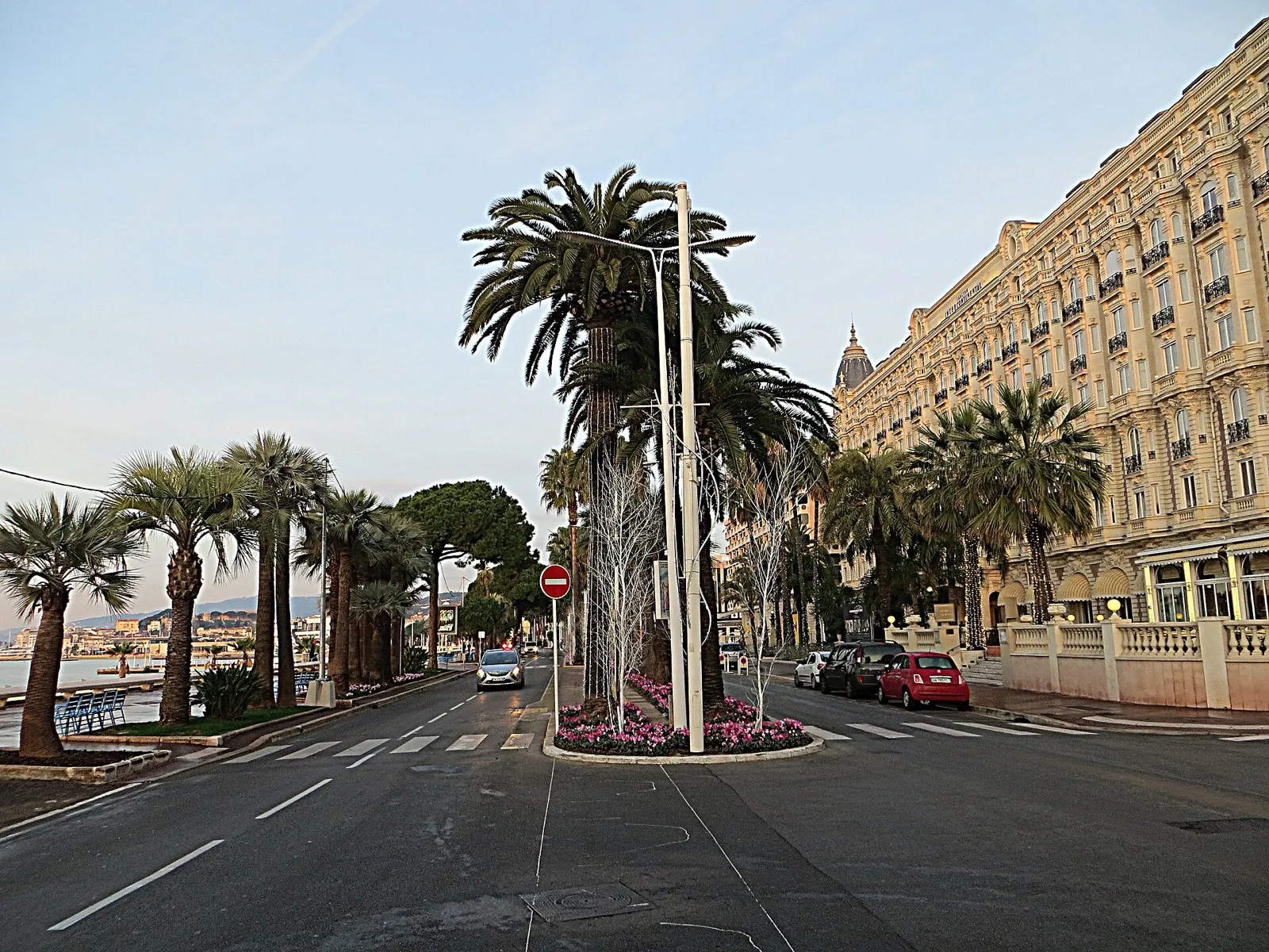 Le boulevard de la Croisette à Cannes bordé de palmiers et de palaces