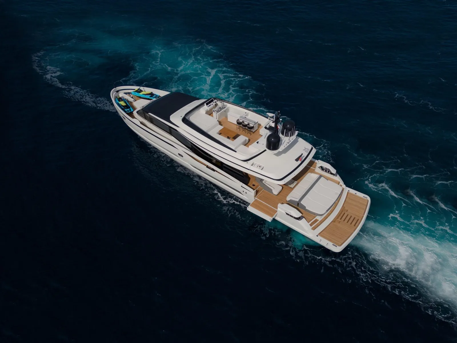 Vue aérienne de l'Extra X99 Fast montrant son flybridge et son vaste cockpit arrière en teck