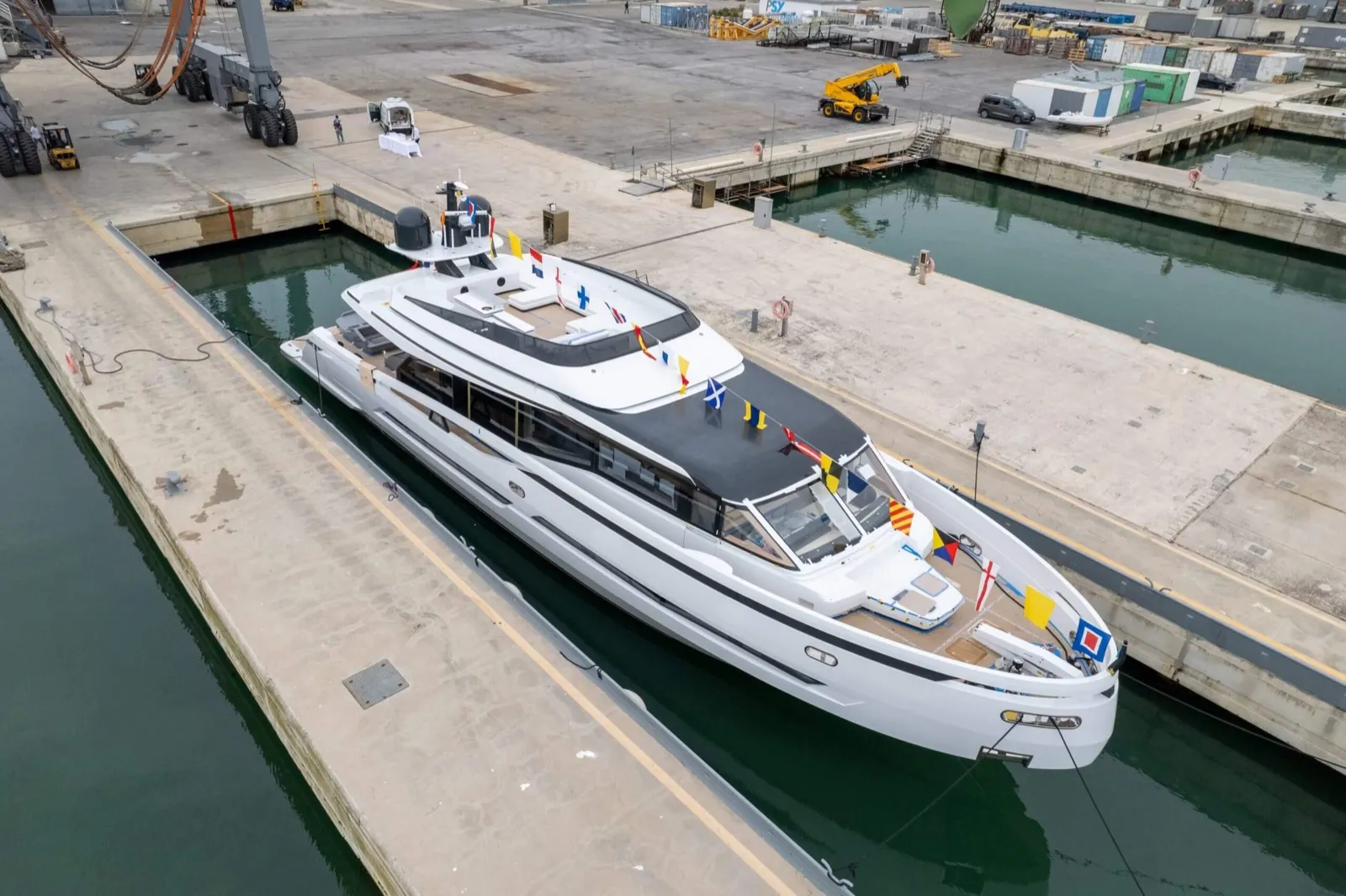L'Extra X99 Fast pavoisé à quai au chantier naval d'Ancône avant ses essais en mer