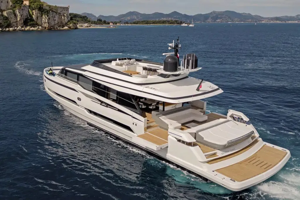 Yacht Extra 99 Fast : visite privée d’un bolide des mers au design audacieux - La Revue du Luxe