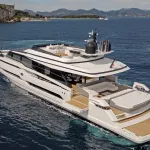 Yacht Extra 99 Fast : visite privée d’un bolide des mers au design audacieux - La Revue du Luxe