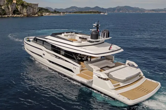 Yacht Extra 99 Fast : visite privée d’un bolide des mers au design audacieux - La Revue du Luxe