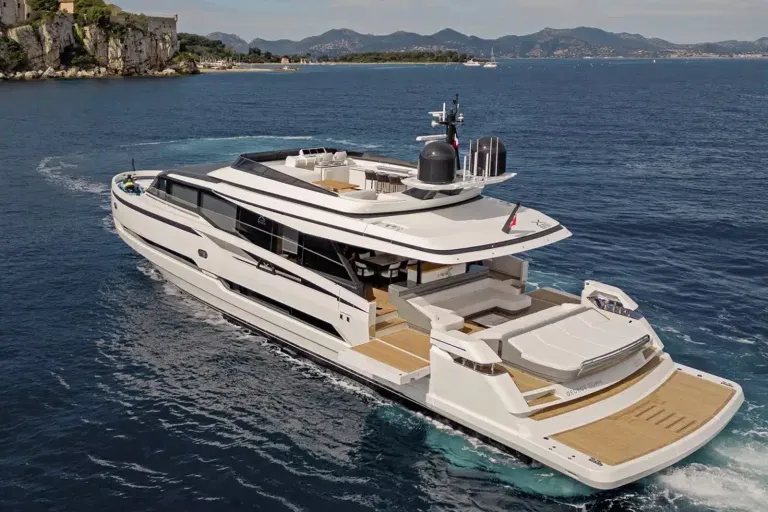 Yacht Extra 99 Fast : visite privée d’un bolide des mers au design audacieux