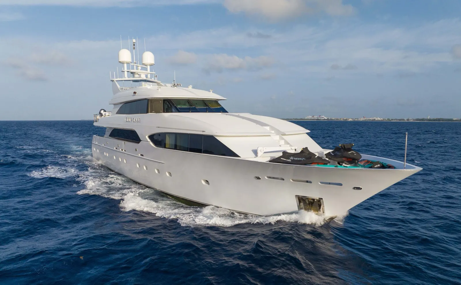 Yacht Westship Cupcake de 40 mètres naviguant en pleine mer, vu de trois quarts avant