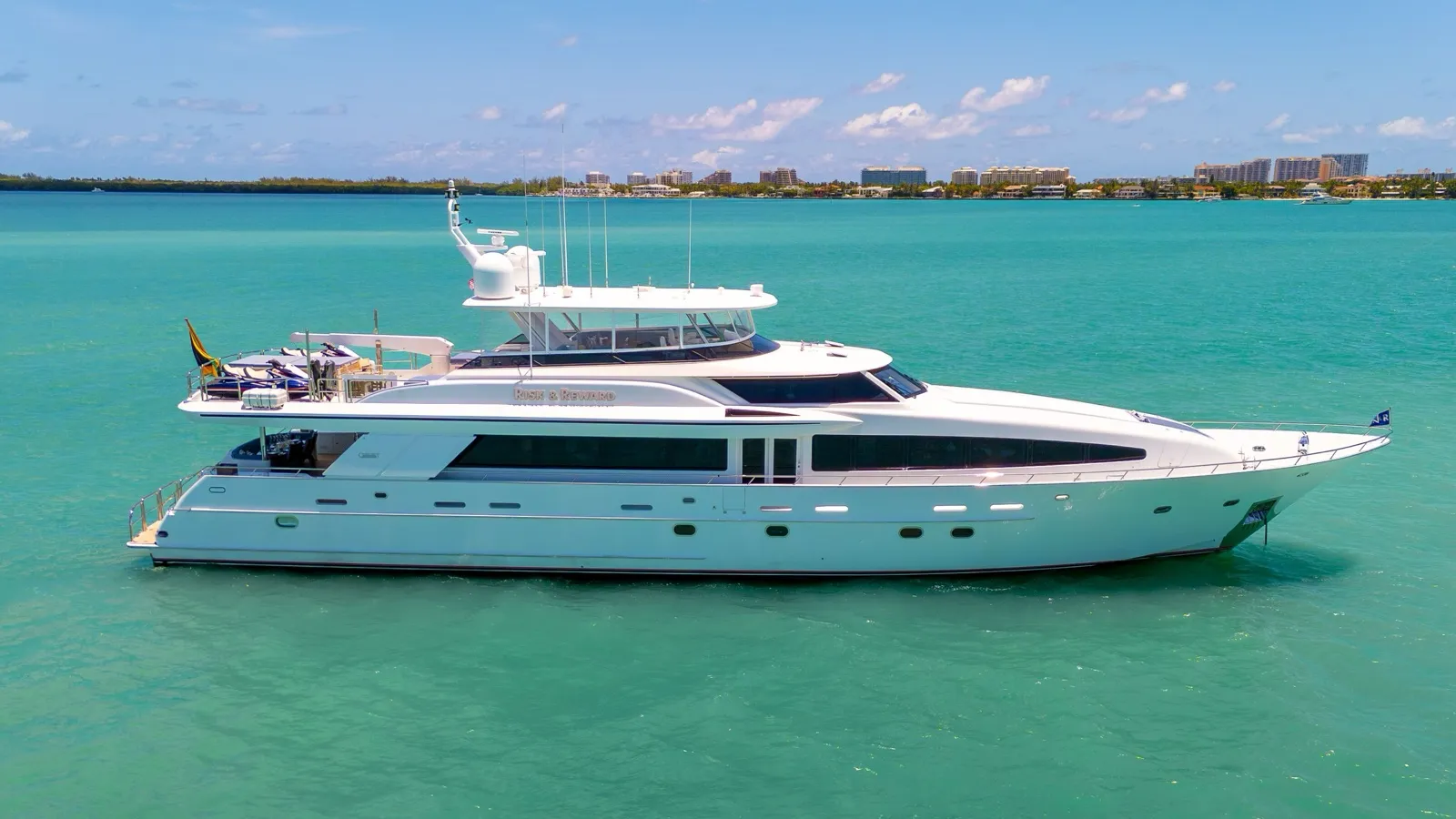 Yacht Crescent Risk & Reward de 36 mètres au mouillage sur une eau turquoise, vue de profil