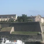 Remparts de la citadelle Vauban au Palais, à Belle-Île-en-Mer, et bâtiments de pierre dominant le port