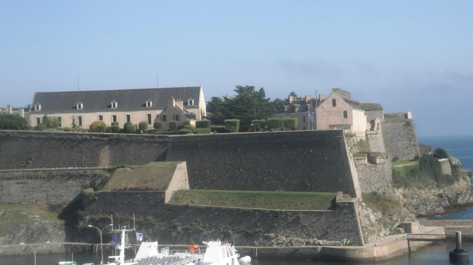 Remparts de la citadelle Vauban au Palais, à Belle-Île-en-Mer, et bâtiments de pierre dominant le port