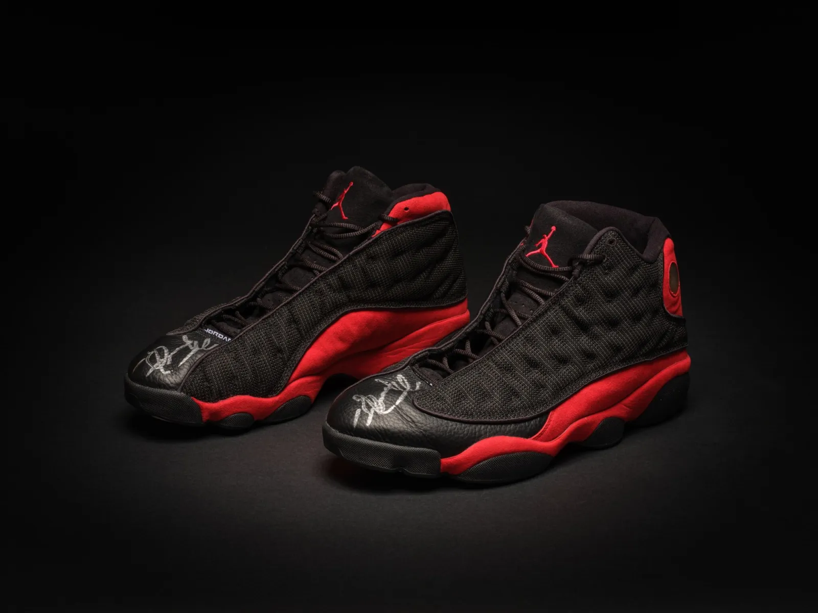 Paire d'Air Jordan 13 Bred signée par Michael Jordan lors de la finale NBA 1998