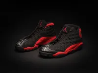 Paire d'Air Jordan 13 Bred signée par Michael Jordan lors de la finale NBA 1998