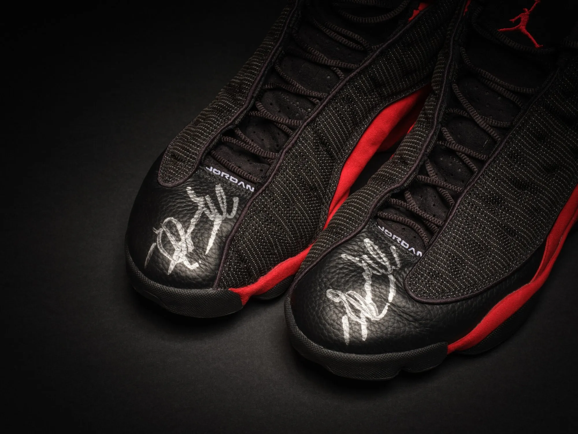 Signatures argentées de Michael Jordan sur les Air Jordan 13 de la finale 1998